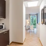 Guesthost - With Ac, Balcony & Parking! Lägenhet *