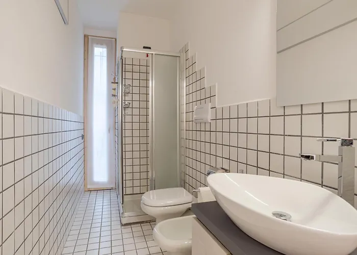 Guesthost - With Ac, Balcony & Parking! Ossuccio