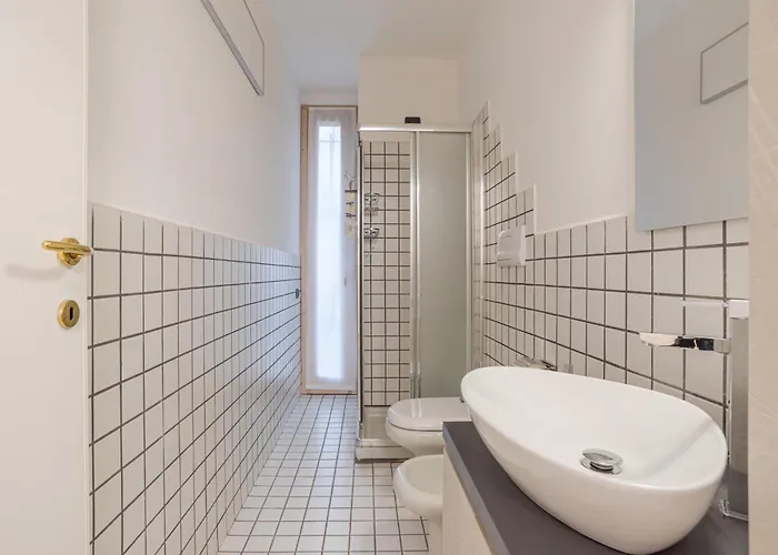 Guesthost - With Ac, Balcony & Parking! Διαμέρισμα