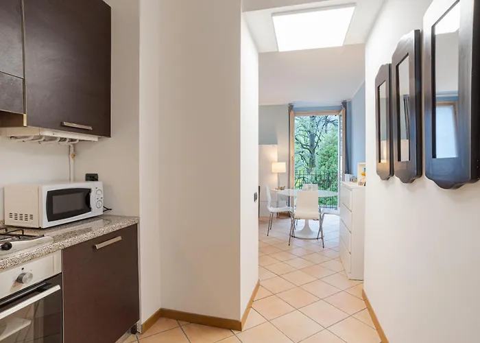 Guesthost - With Ac, Balcony & Parking! Διαμέρισμα *