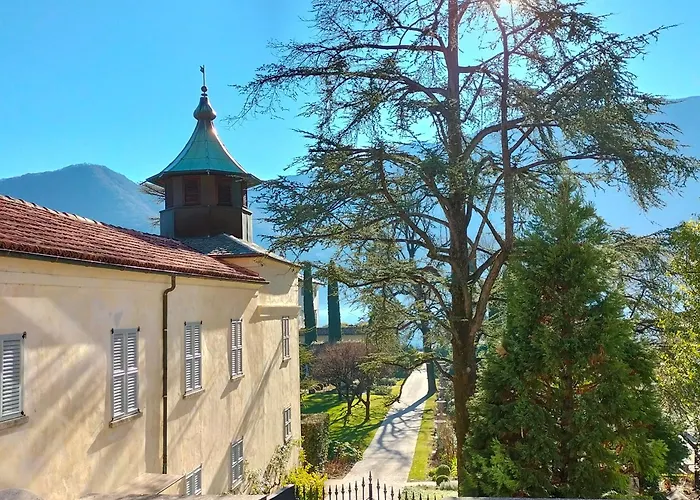 Guesthost - With Ac, Balcony & Parking!