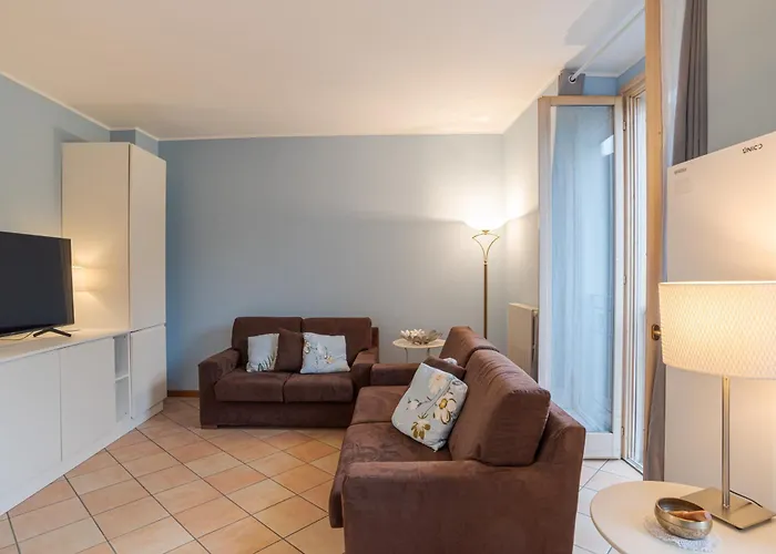 Guesthost - With Ac, Balcony & Parking! Apartment *